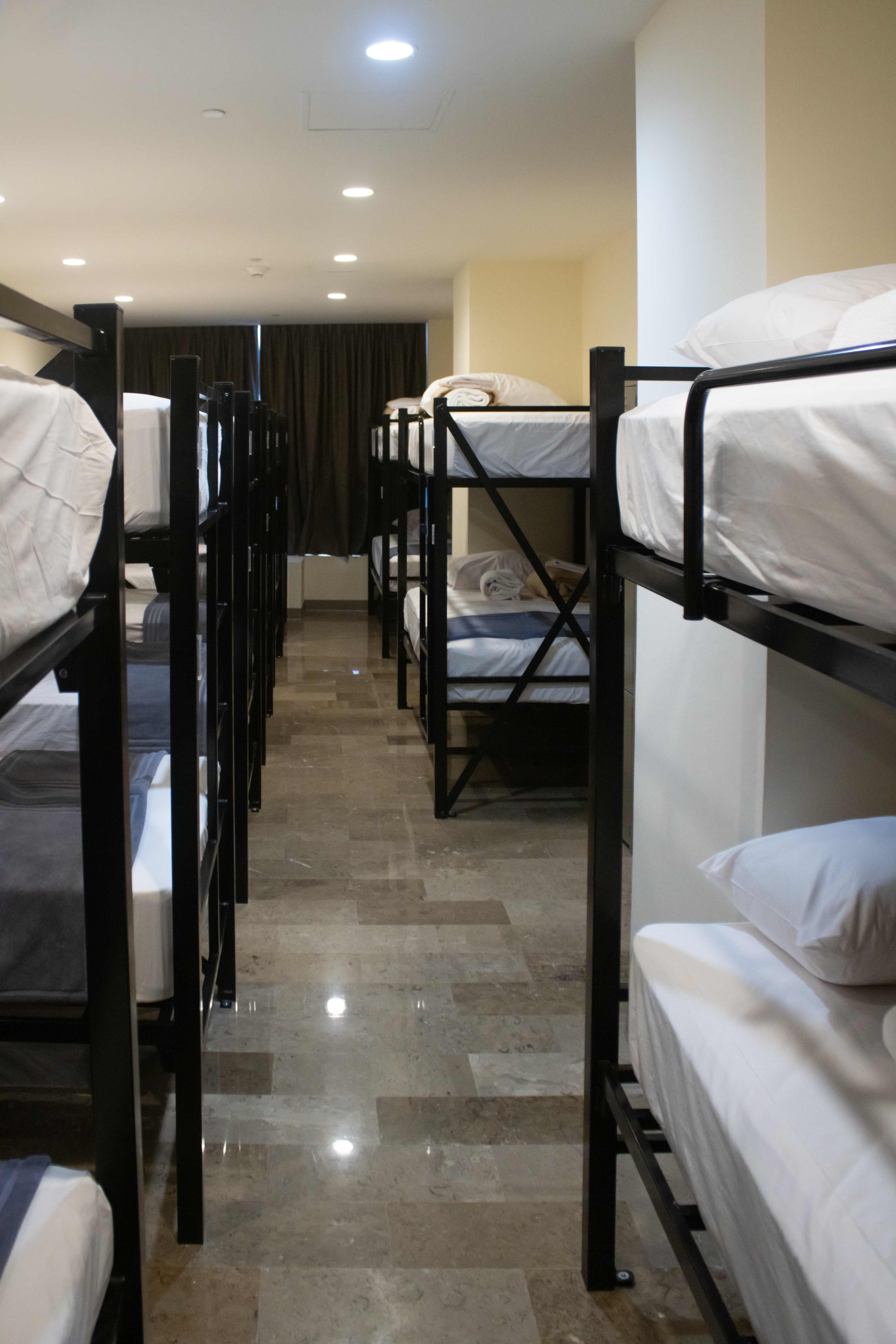 Vista del dormitorio con literas